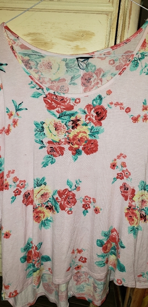 Cold shoulder top sz 18/20